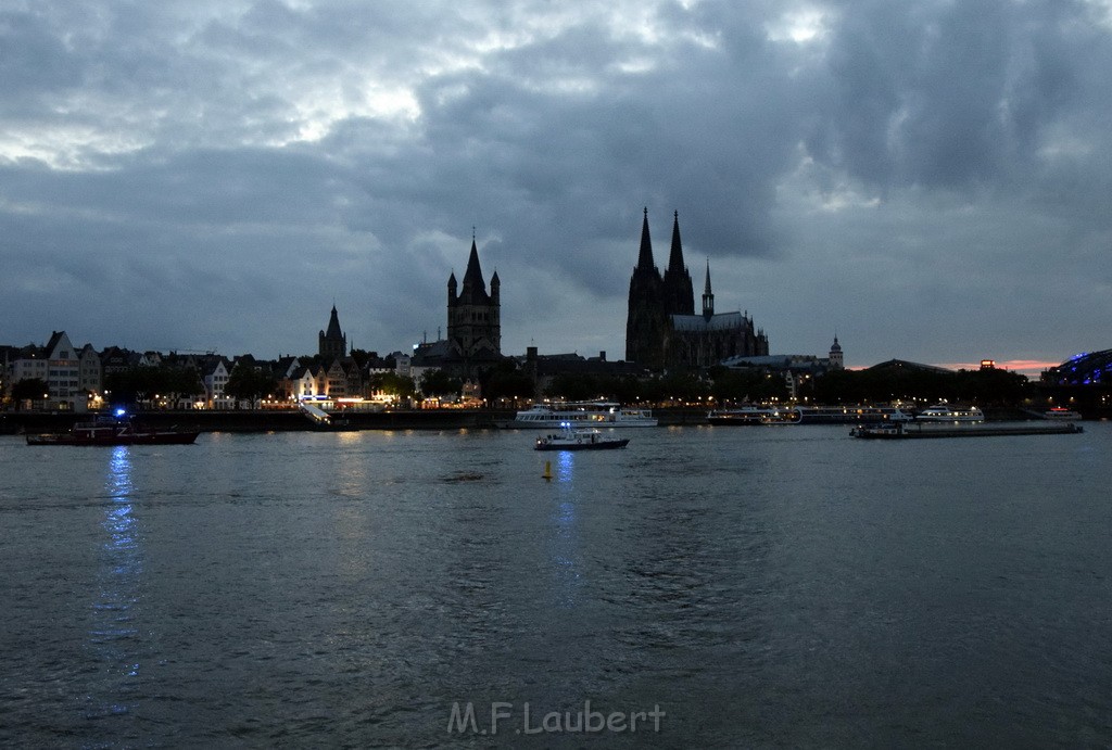 Hilfe Schiff Koeln Hoehe Kranhaeuser Schiff Rich Hafen Koeln Muelheim P03.JPG - Miklos Laubert